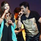 Singers Kumar Sanu, Alka Yagnik, Evoke Nostalgia with 90s Superhit Songs at Packed Warner Theatre